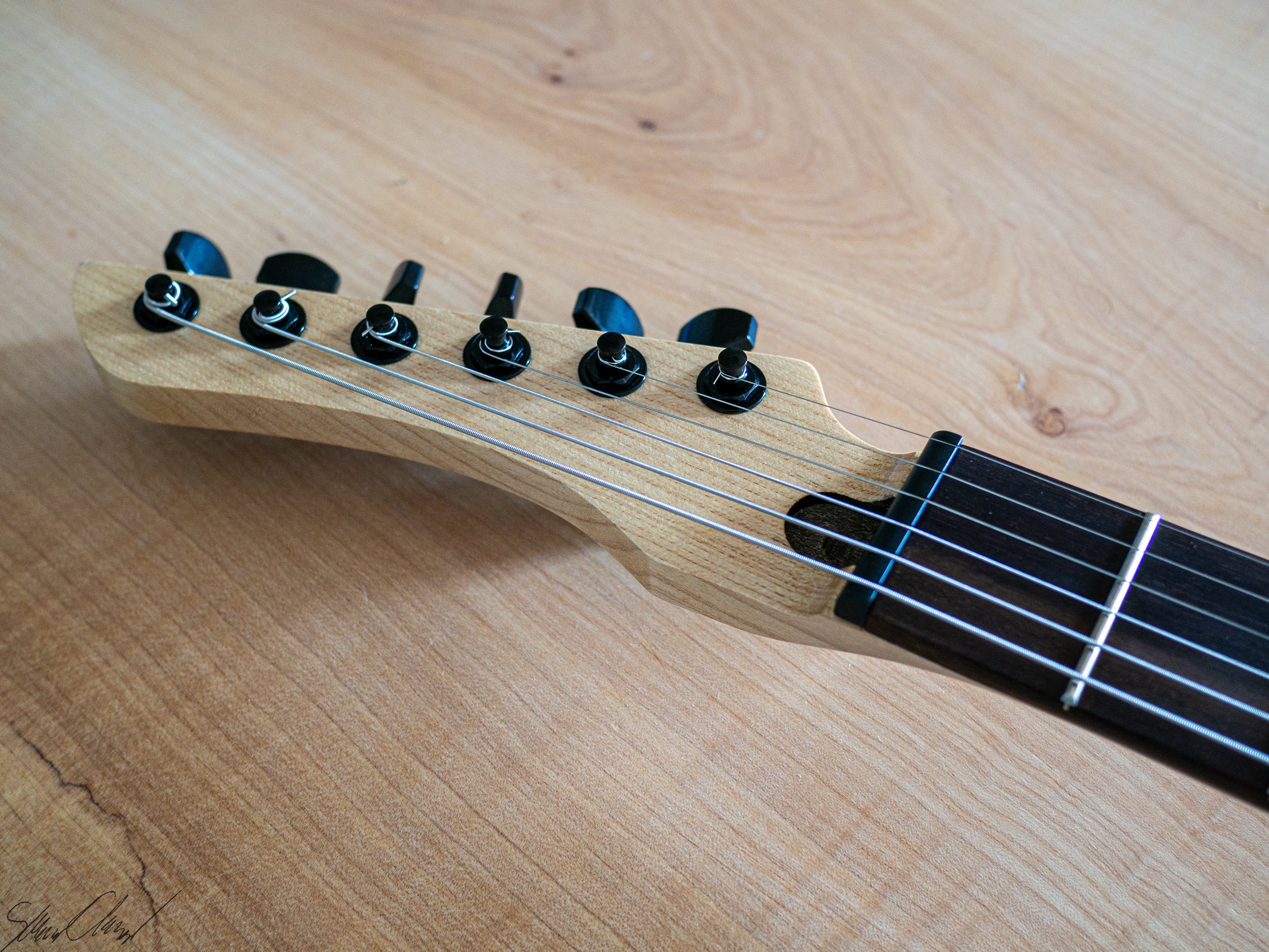 Reverse flat fender-style headstock